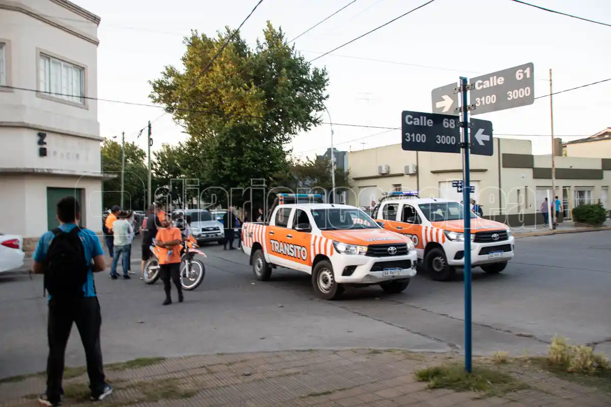 Necochea: Una decena de jóvenes atacó a policías de tránsito a piedrazos y les robaron un handy