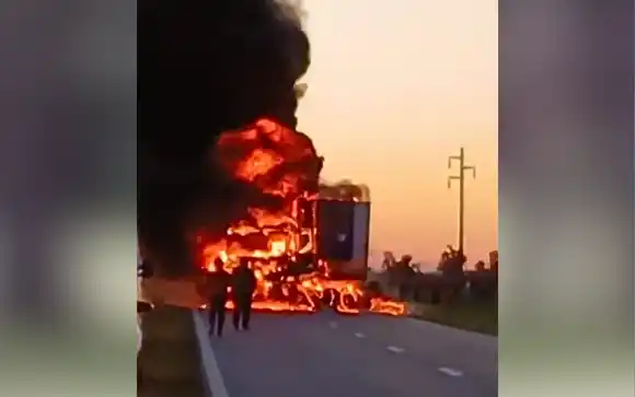 Trágico choque en ruta 5, altura Pehuajó: Familia destrozada, incendio de camión y tres muertos