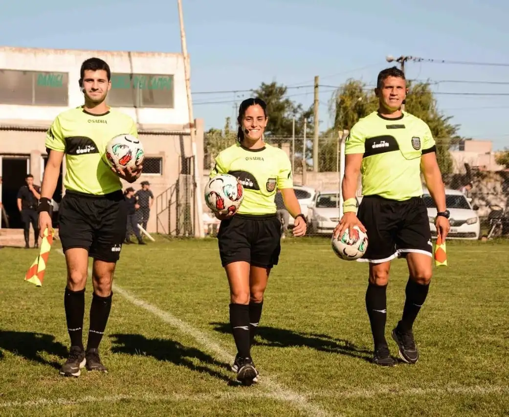 Camila Romero ingresa a dirigir primera división, secundada por Mauro Echarren y Víctor González.