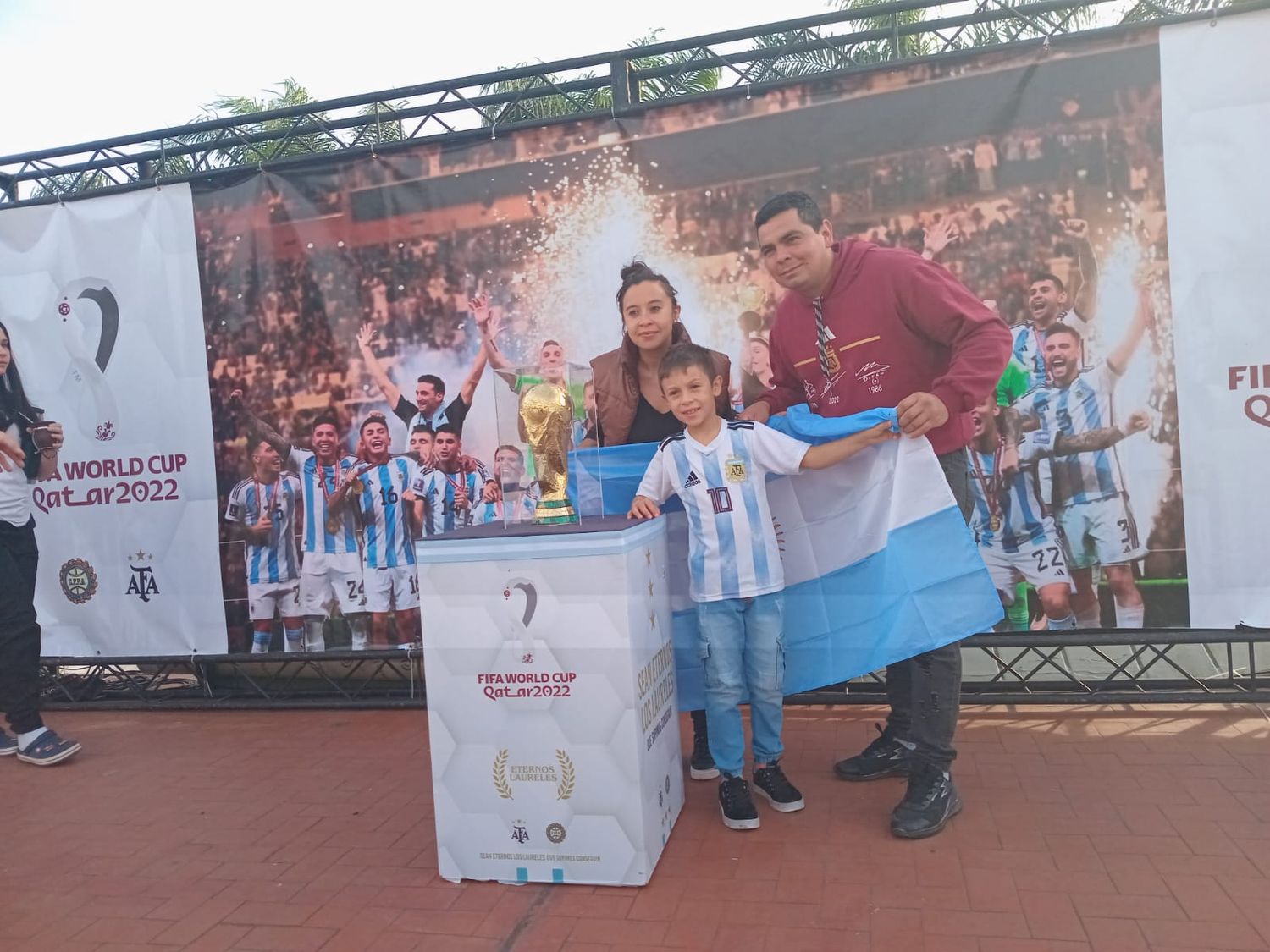 La emoción de posar con la Copa del Mundo.