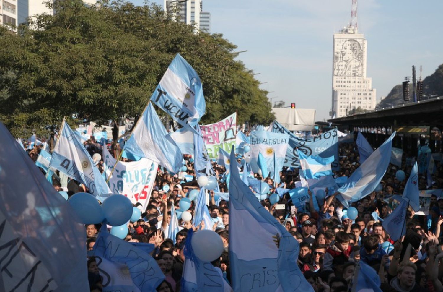 Manifestantes llenaron el Obelisco en contra de legalizar el aborto