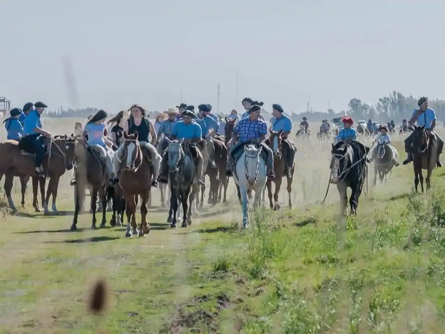 La cabalgata parte desde la ciudad de Coronel Dorrego y llega hasta El Perdido