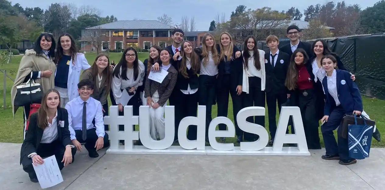 Alumnos de la Escuela Normal en Modelo de las Naciones Unidas