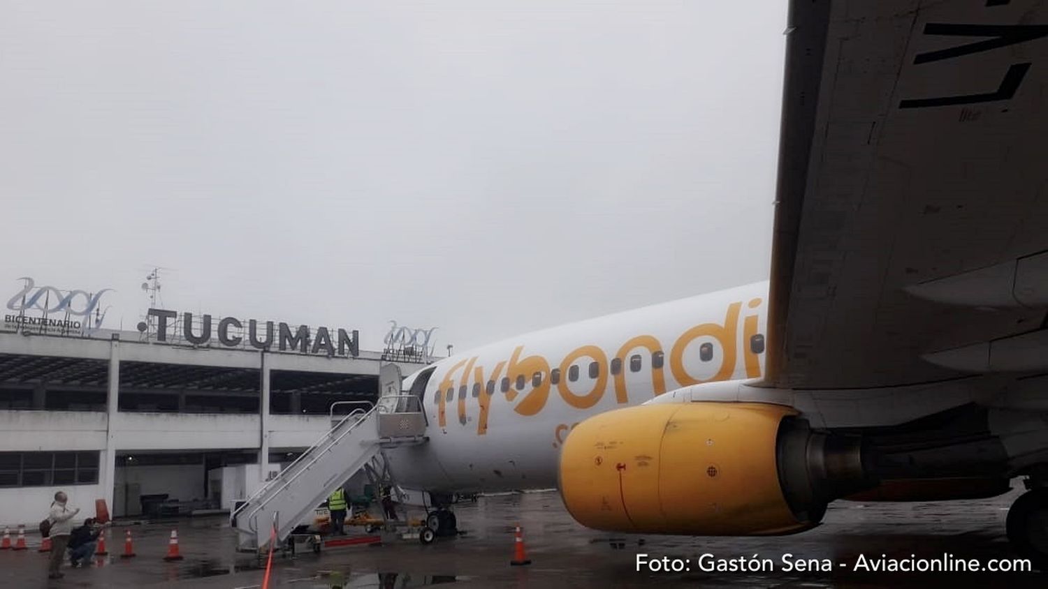 Flybondi inauguró la inédita ruta entre Tucumán y Rosario