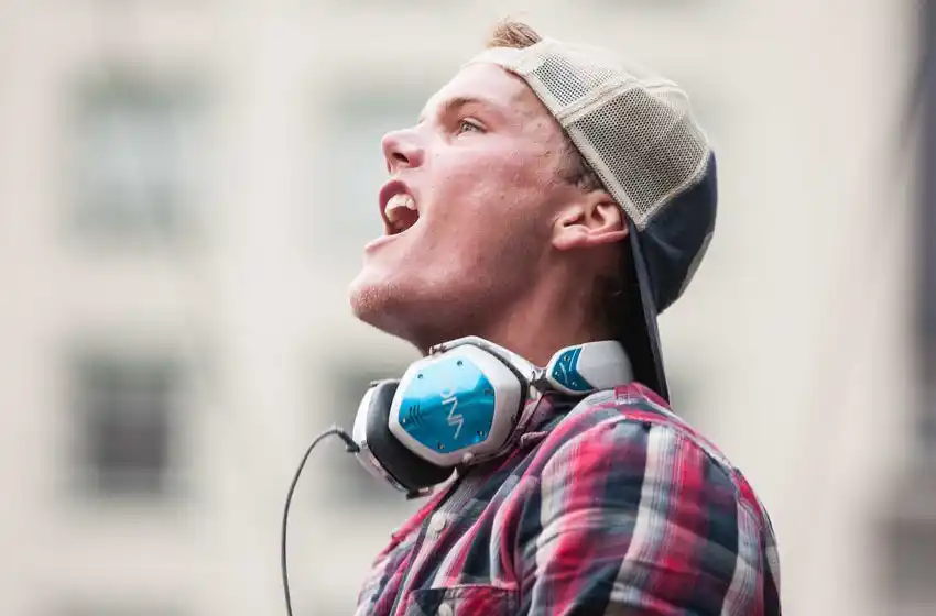 Un portal estadounidense contó cómo se suicidó Avicii