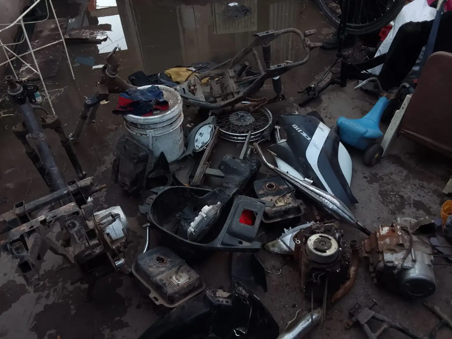 Múltiples allanamientos: secuestraron autopartes de motos robadas y aprehendieron a dos jóvenes en Venado Tuerto - 6