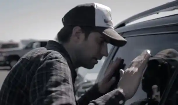 La dura campaña que busca evitar que mueran chicos olvidados en autos