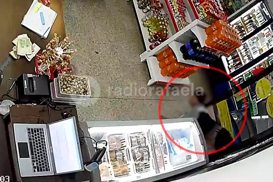 IMPACTANTE VIDEO | Se metió por una ventanita, redujo a la cajera y robó todo lo que pudo en un comercio rafaelino