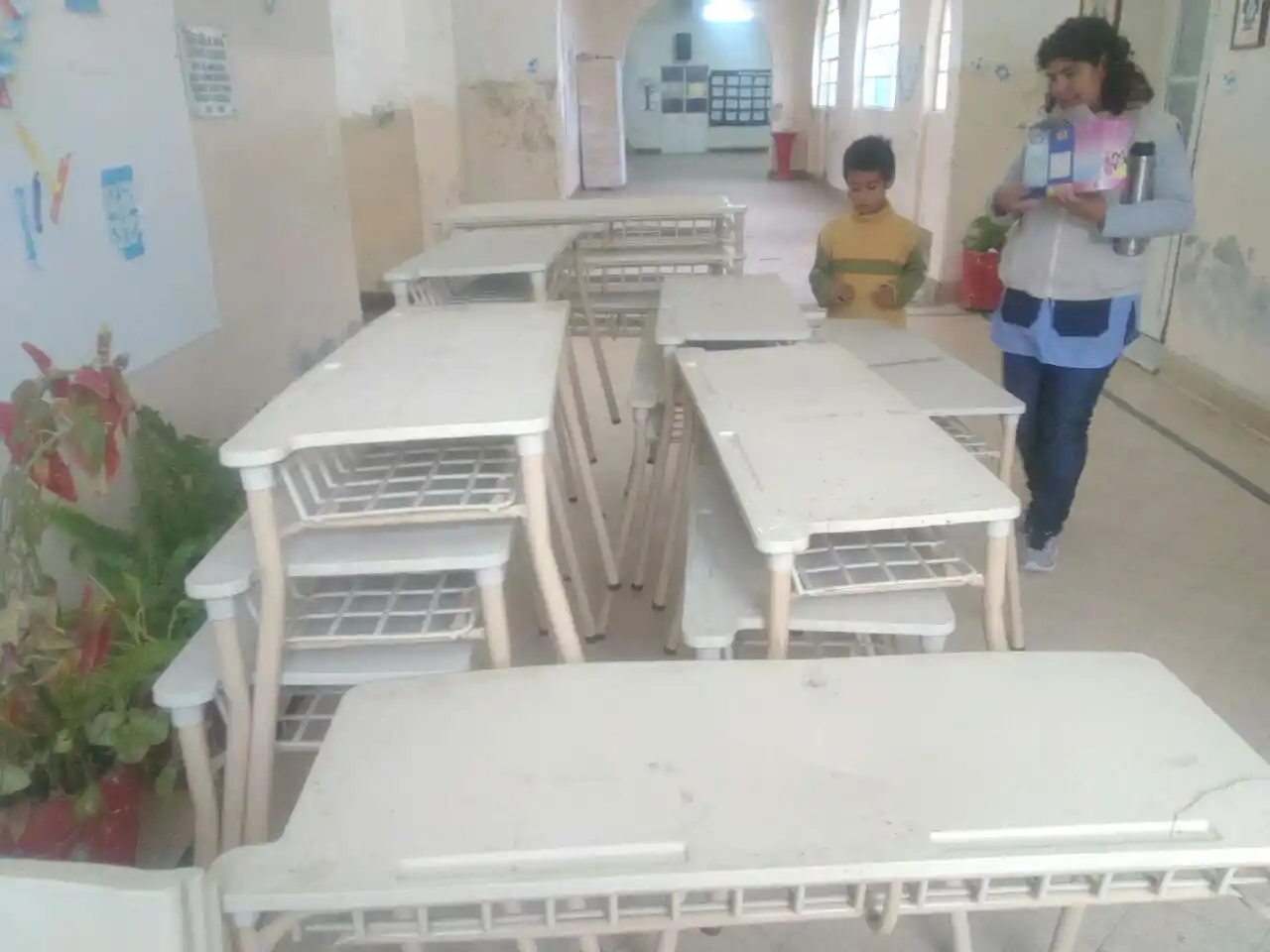 La provincia entregó nuevo mobiliario a escuelas