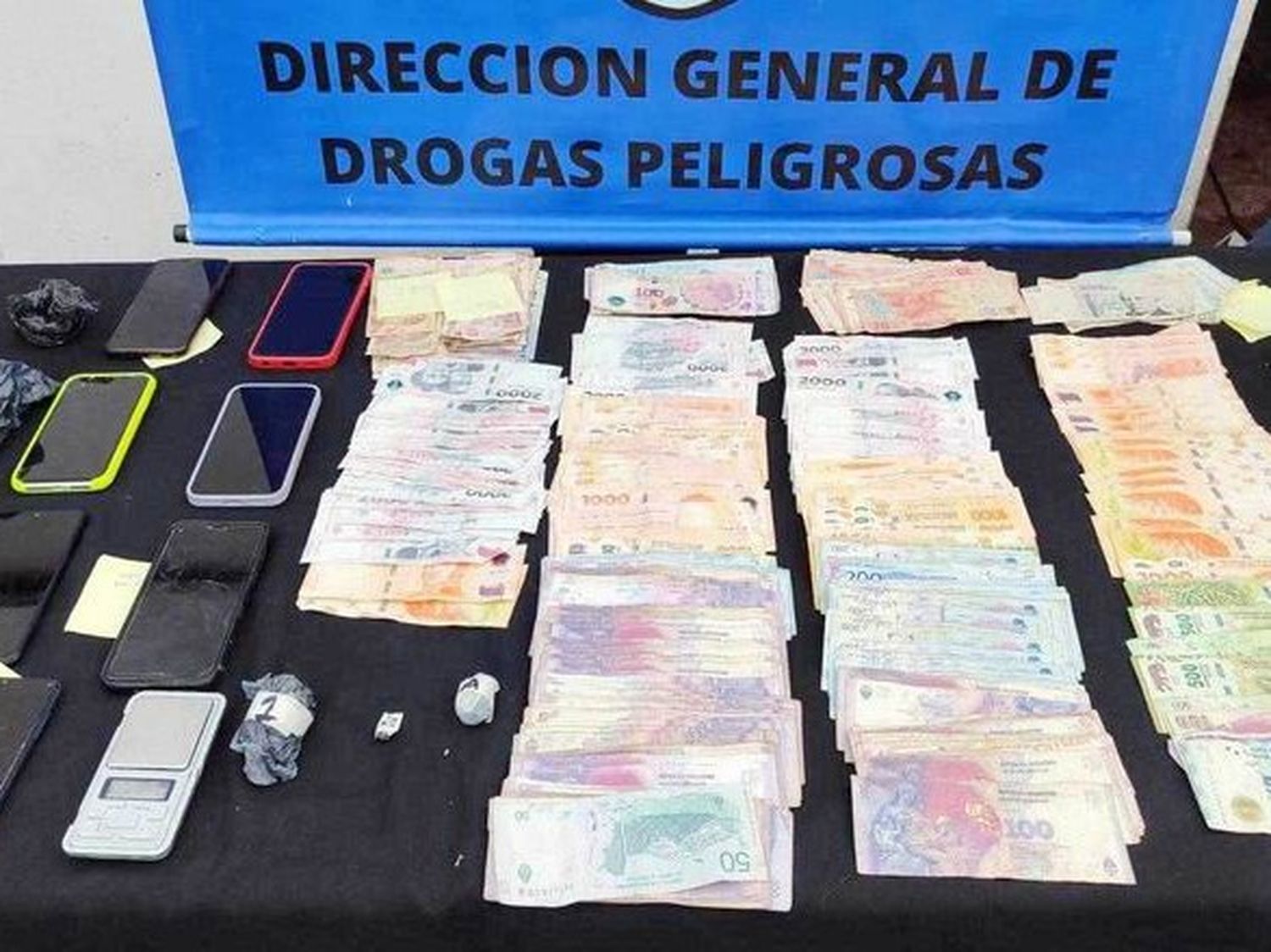 Detuvieron a dos hermanas
buscadas por venta de drogas