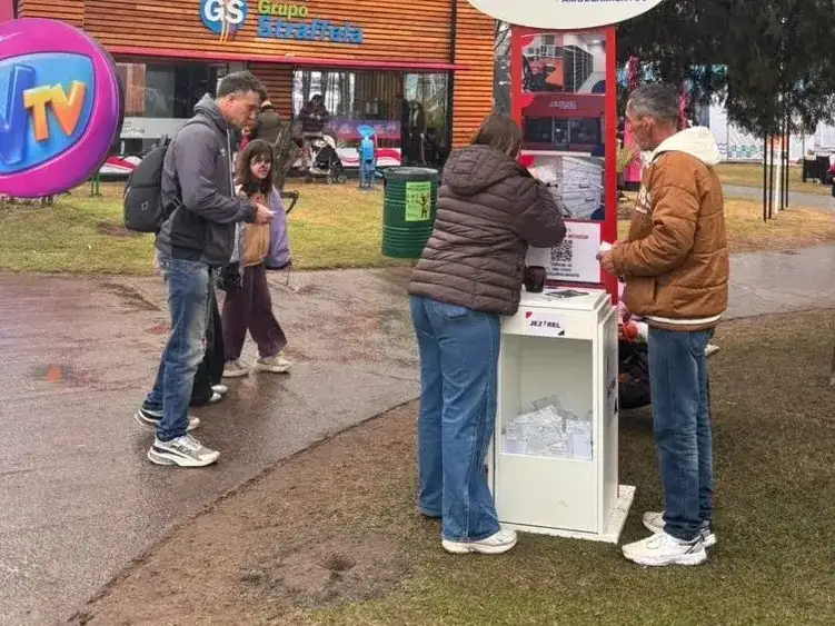 Grandes y chicos, ilusionados, depositan sus tickets en las urnas a la espera del gran sorteo final. Foto: SRVT