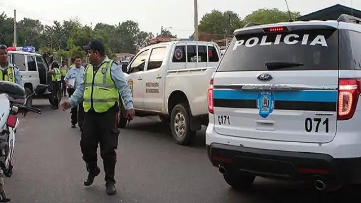 DE PELÍCULA: policías en el Zulia se caen a tiros en la calle y matan a una mujer