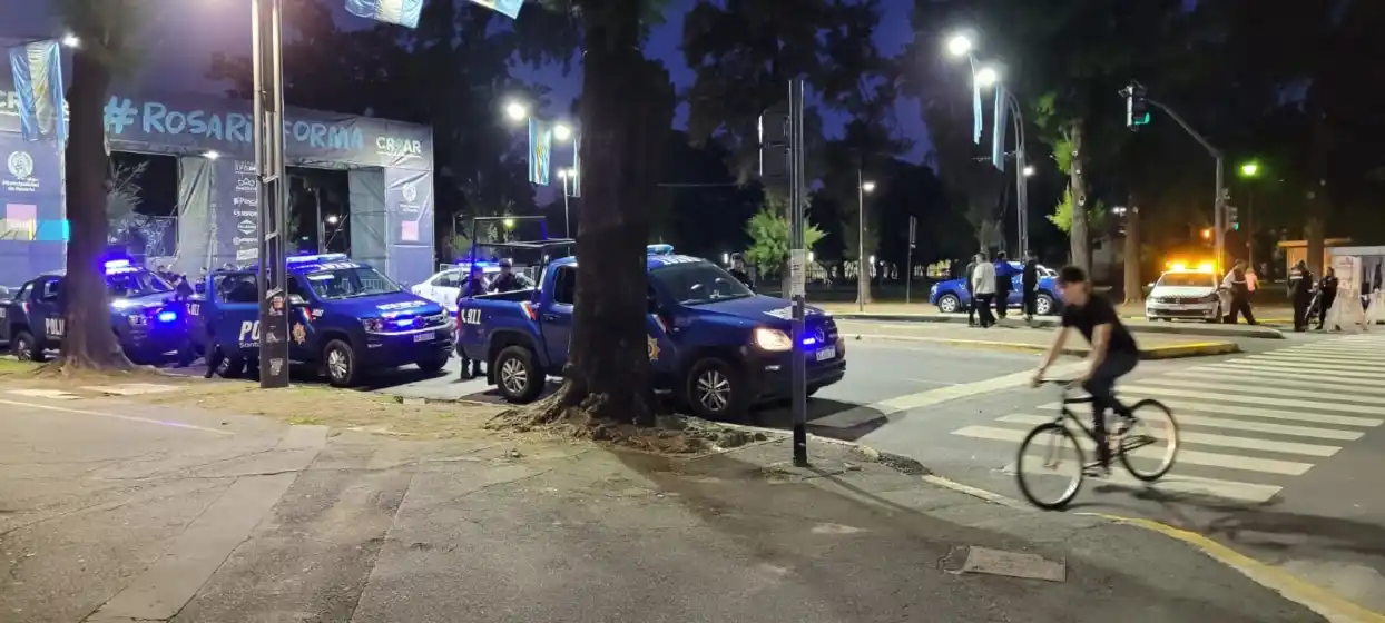 Protesta de vendedores ambulantes en el ingreso a los Juegos Crear