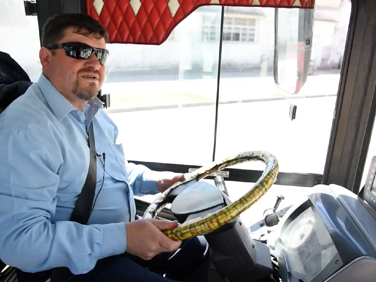 Kuki, el colectivero que es “cable a tierra” para sus pasajeros