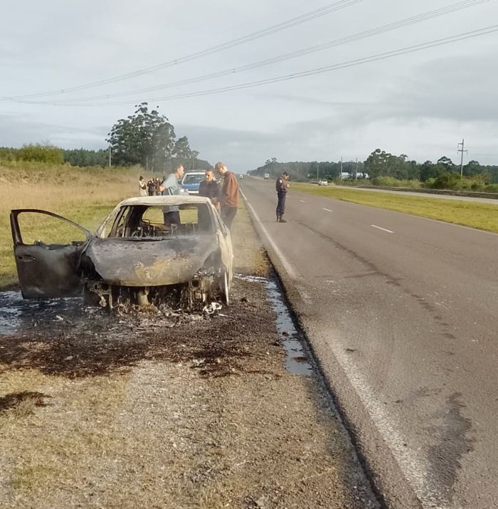 Incendio consumió la totalidad de un automóvil