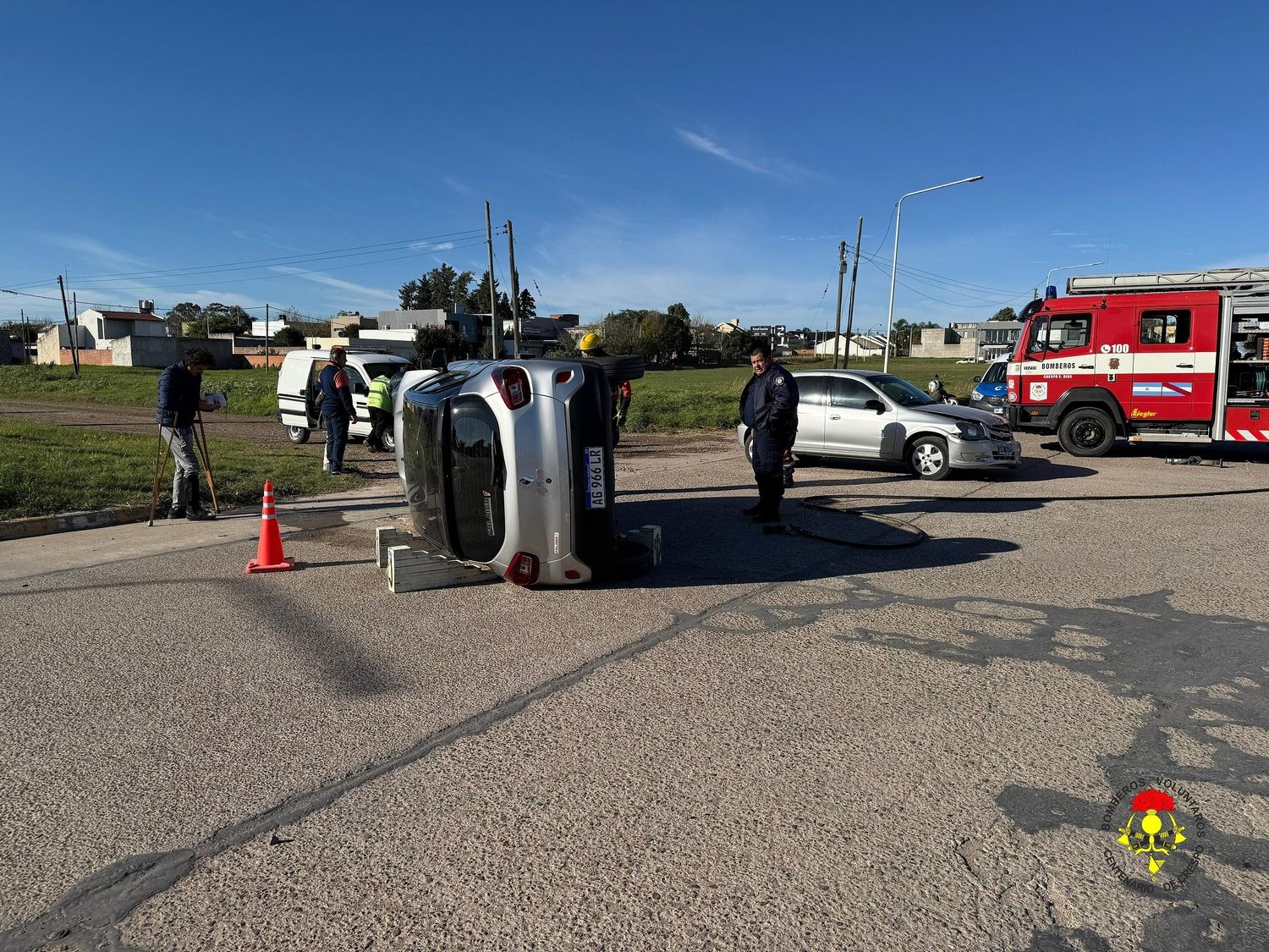 Accidente en Carbó y Entre Ríos: un vehículo volcó y una mujer debió ser rescatada por Bomberos