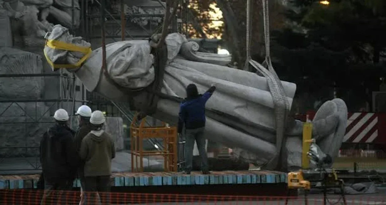 Escultura que forma parte del Monumento a Cristóbal Colón, que fue removido de lugar en Buenos Aires y reemplazado por otro dedicado a Juana Azurduy. Foto: Gentileza