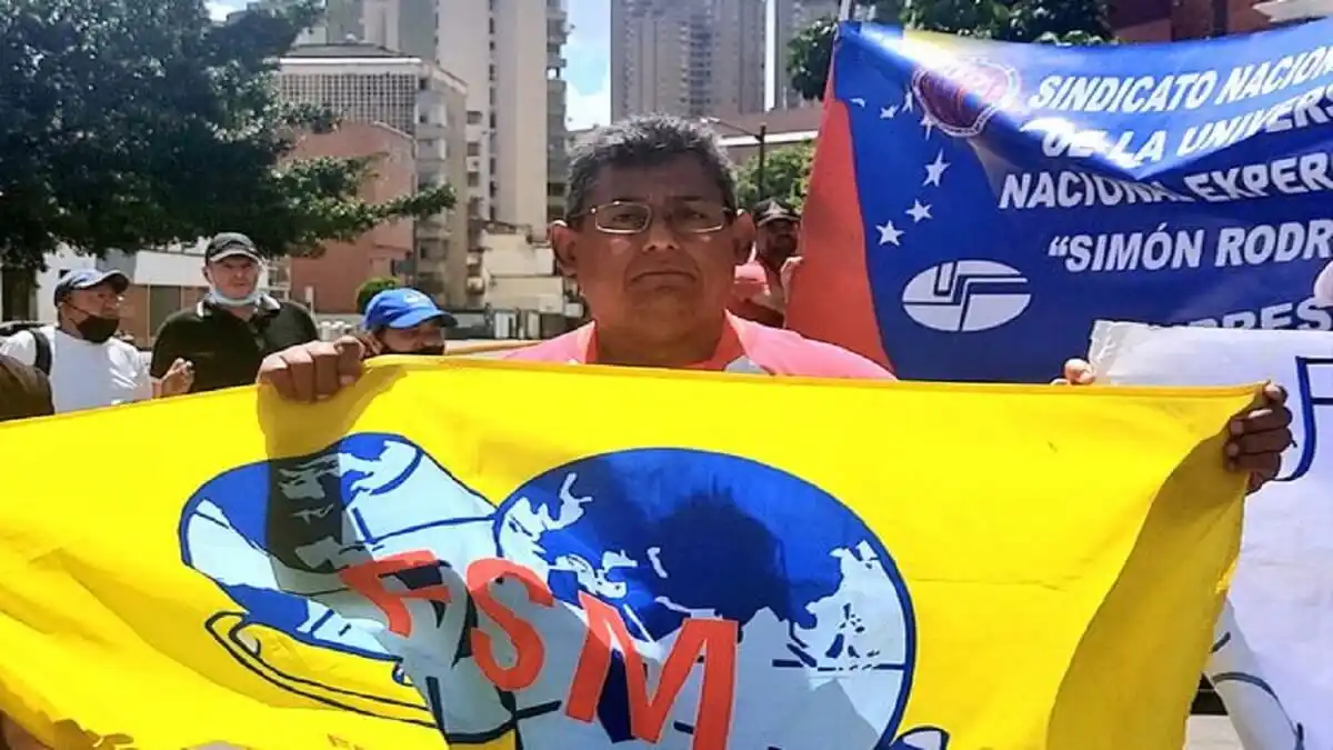 LUEGO DE RULETEARLO y AMEDRENTARLO liberan a dirigente del PCV detenido en una marcha