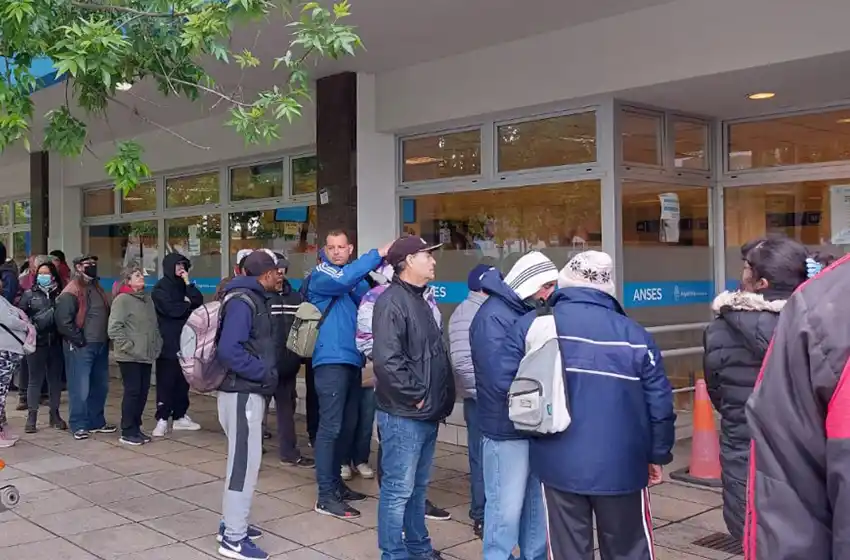 Refuerzo alimentario: largas filas en Mar del Plata para inscribirse