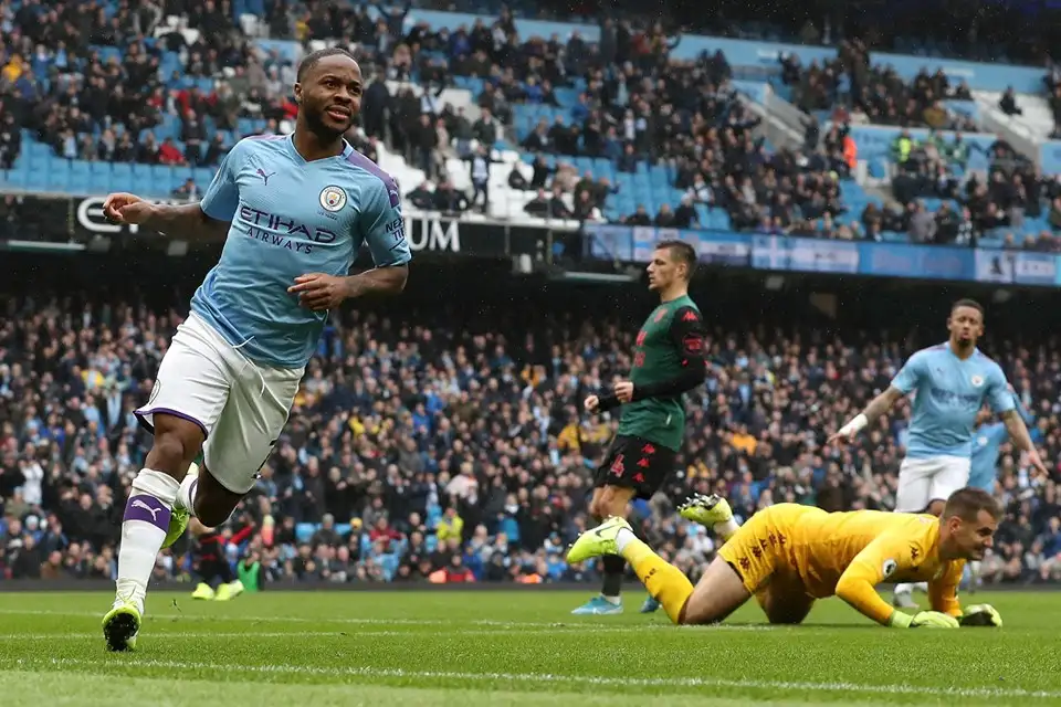 Manchester City goleó  y se acercó a la punta