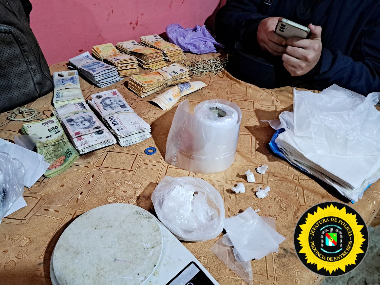 Secuestran un arma de fuego, cocaína, más de 4 millones de pesos y detienen a cuatro personas