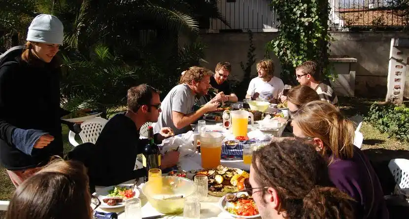 Día del amigo: se gastó más en juntada y salida que en regalos