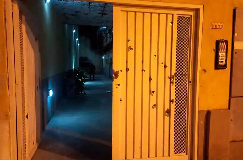 Balearon la casa de una mujer de 72 años en zona sur