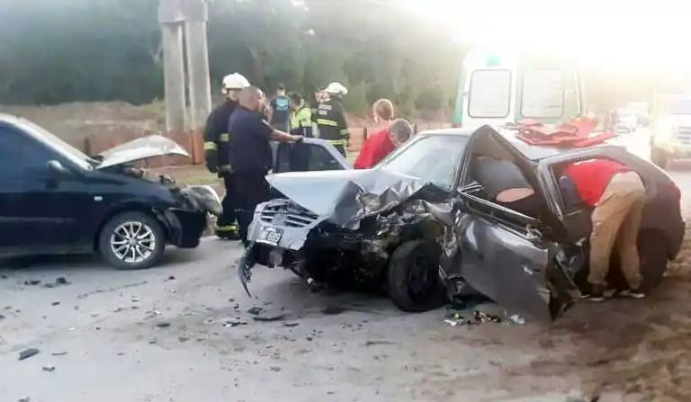Tremendo impacto. Frontal en la avenida 2, que dejó el saldo de una mujer fallecida y varios heridos