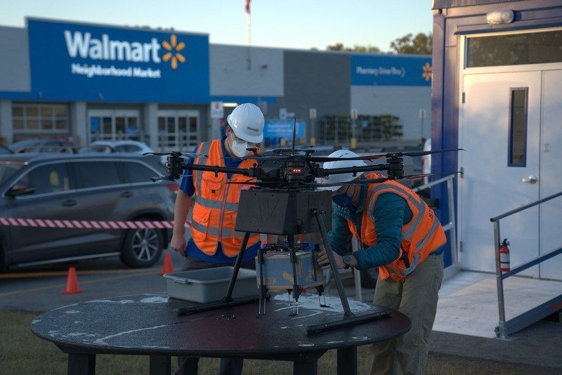 Walmart comenzó a realizar entregas a domicilio de mercadería con drones