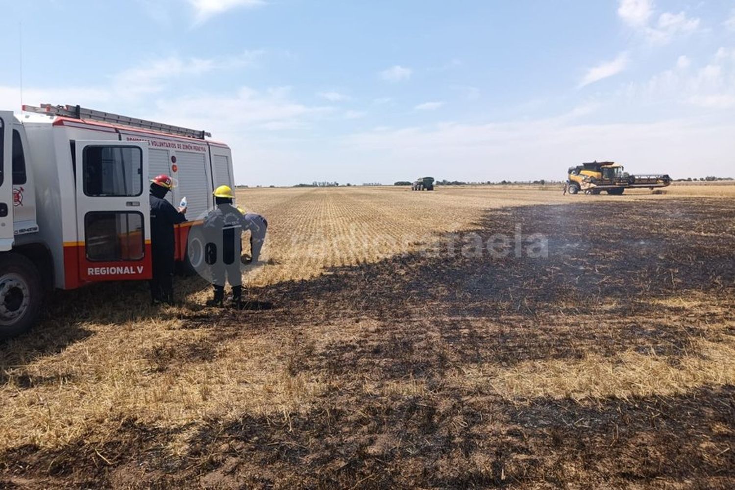 Un desperfecto en una máquina inició un incendio de rastrojo de trigo en zona rural