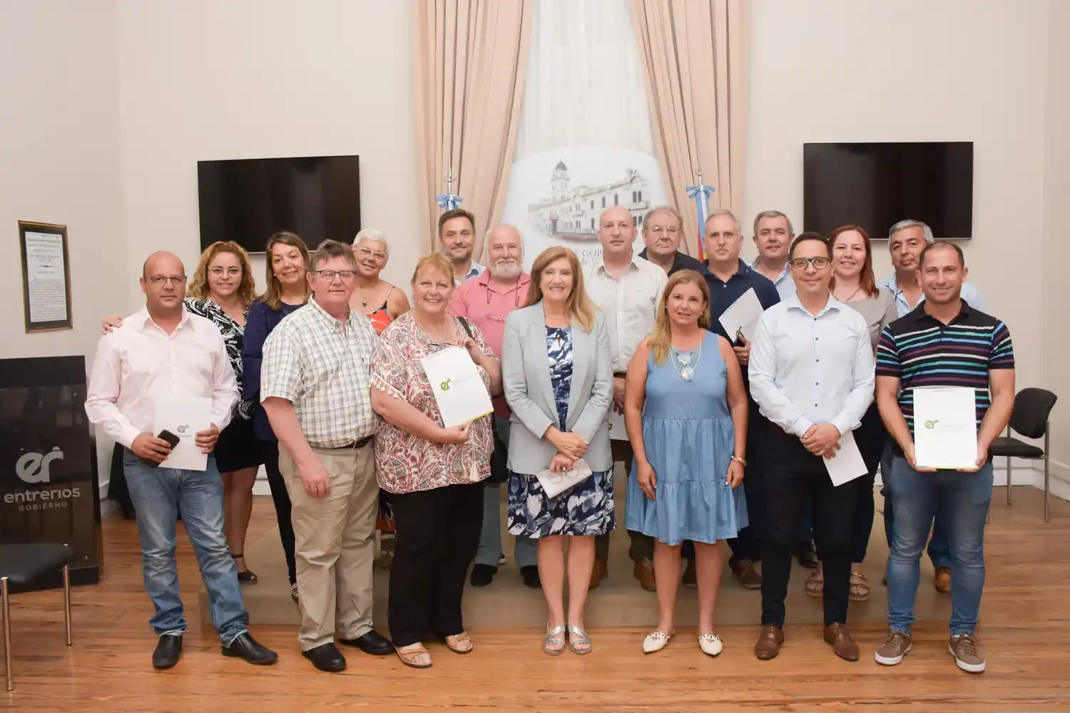 Entregaron más de 100 tablets en el Departamento Diamante