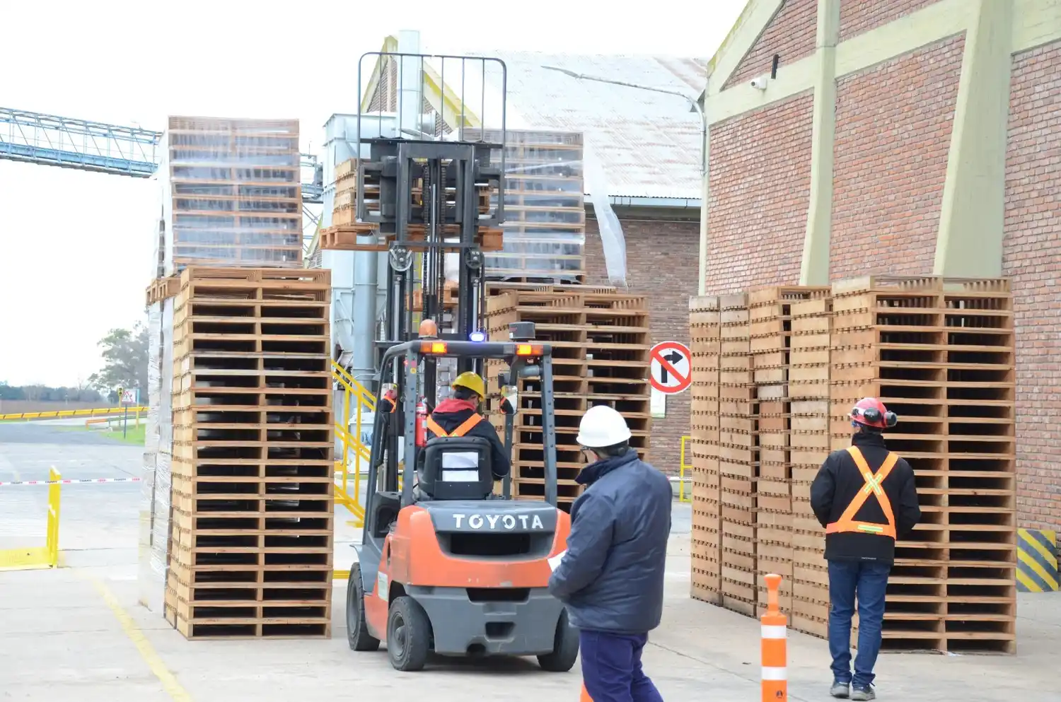 Comenzaron las prácticas para la conducción de autoelevadores