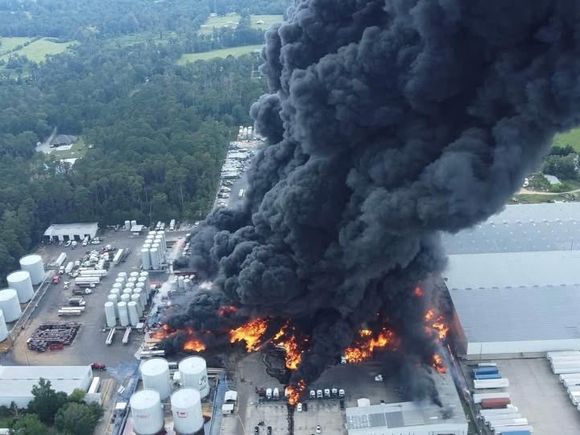 EXPLOSIÓN en LOUSIANA obliga a evacuación masiva de los alrededores