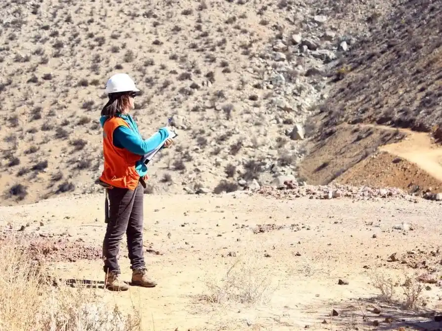 La falta de oferta educativa en minería y carreras STEM sigue siendo la principal barrera para las mujeres. Foto: Gentileza
