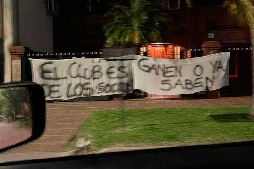 El presidente viajó con el plantel a Buenos Aires.
