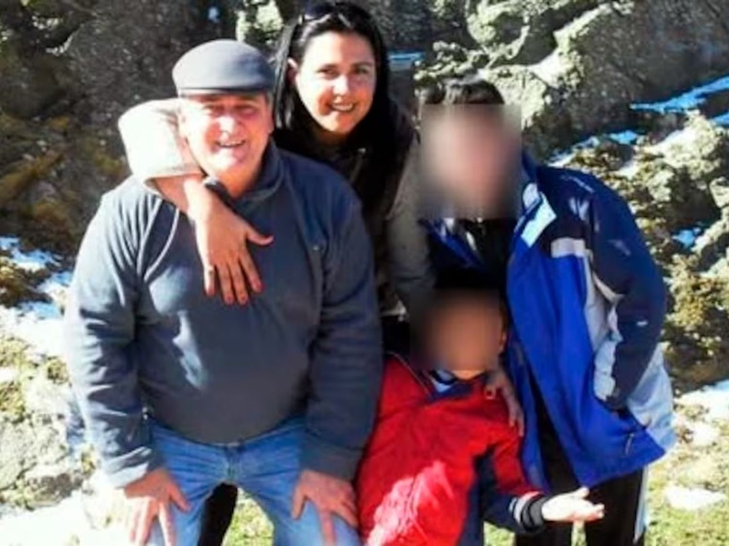 Un joven de 23 años asesinó a su padrastro y dejó al borde de la muerte a su mamá.