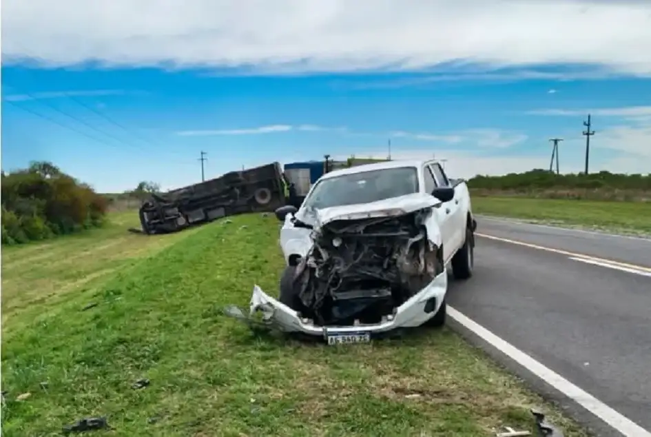Choque entre una camioneta y un camión dejó dos heridos en la Ruta 12