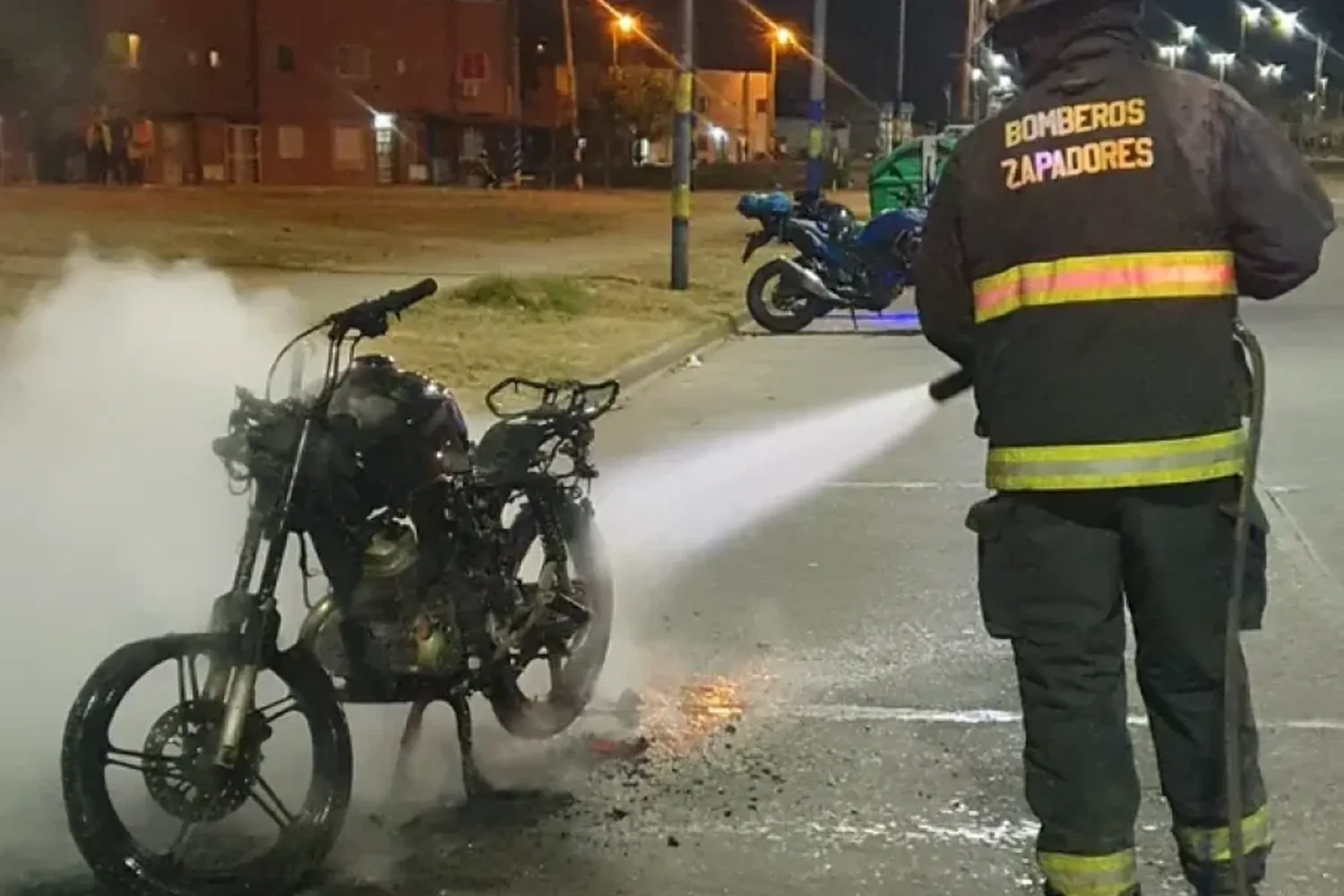 Insólita reacción: le iban a sacar la moto por falta de papeles y decidió prenderla fuego