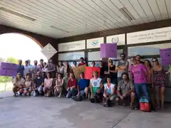 Abrazo al Conicet Tandil: investigadores y administrativos se convocaron en defensa de la ciencia pública