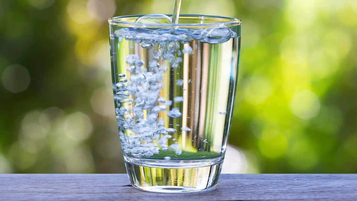 La cantidad de agua que necesita una persona por día no es una cifra única y universal.