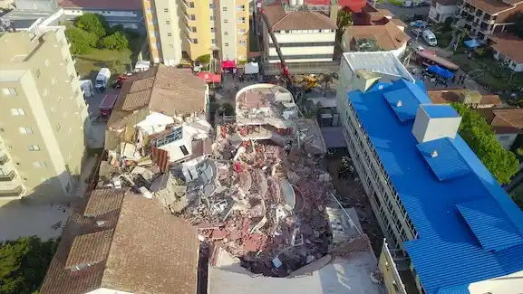 El derrumbe del hotel en Villa Gesell desde el drone