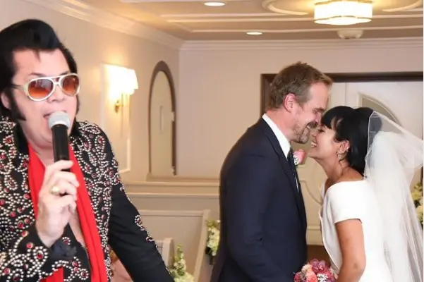 Elvis casó a Lily Allen y David Harbour