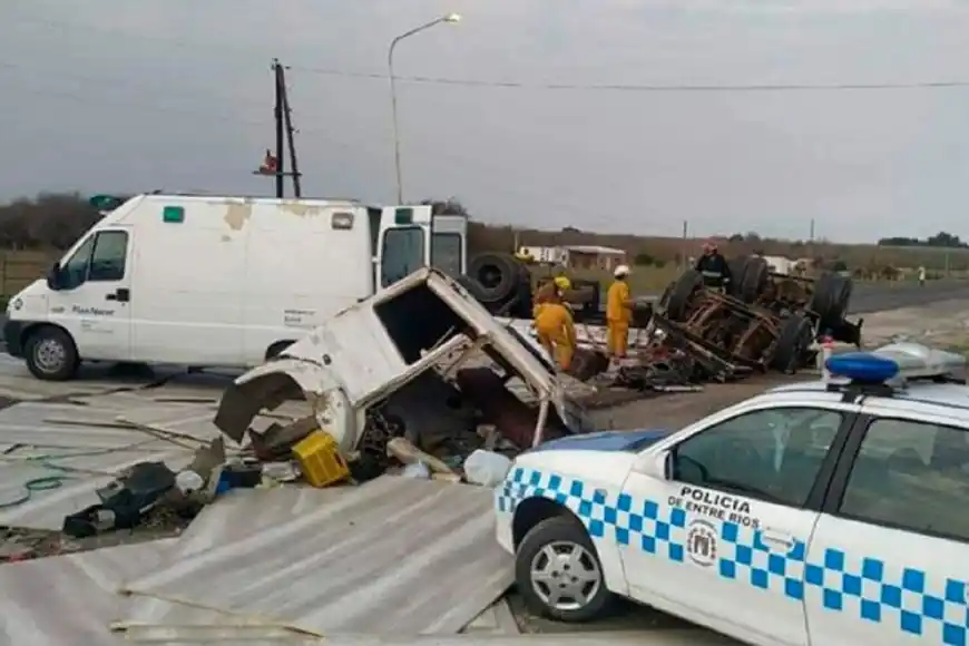 Espectacular vuelco de un camión frente a un puesto caminero entrerriano