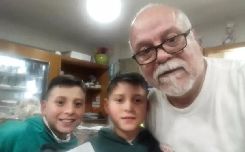 Gabriel, el panadero de Merlo que regala docenas de facturas a chicos que sacan 10 en la escuela
