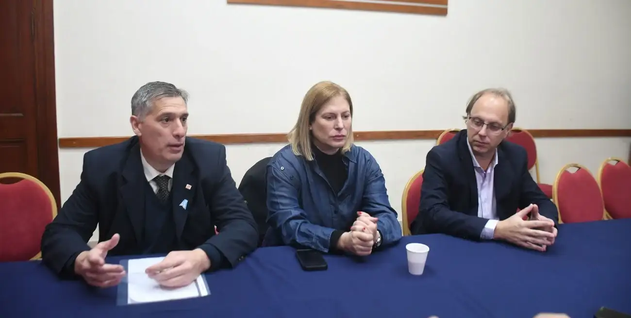 Olivares, junto a Saglione y la vicegobernadora Scaglia. Foto: Flavio Raina.