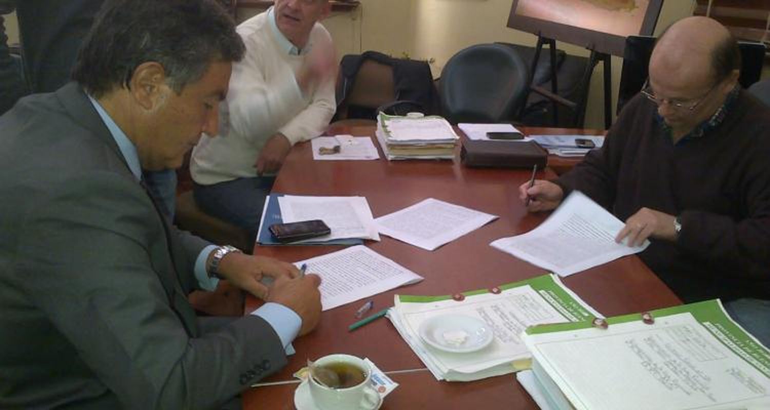 Ruta 1001: Firmaron el contrato con la empresa que hará la repavimentación