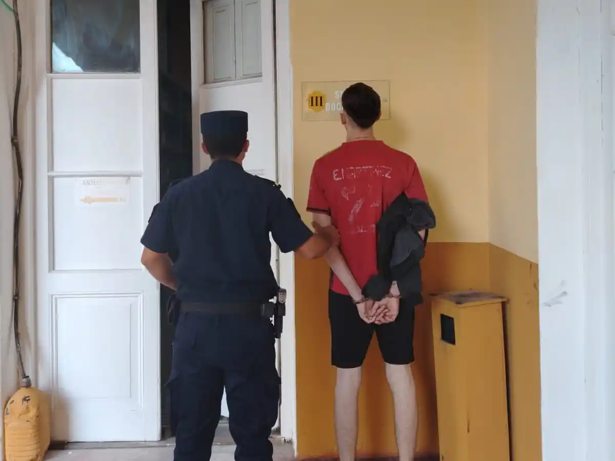 Detuvieron a un joven acusado de tomar del cuello y golpear a su pareja en plena calle