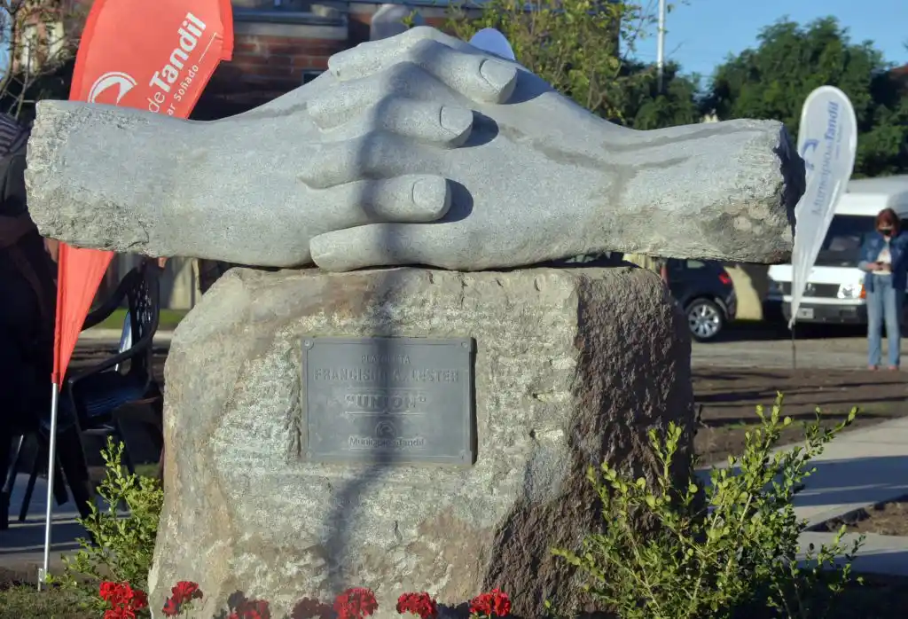Plaza Francisco Lester, el homenaje al hombre del diálogo, el consenso y la unidad