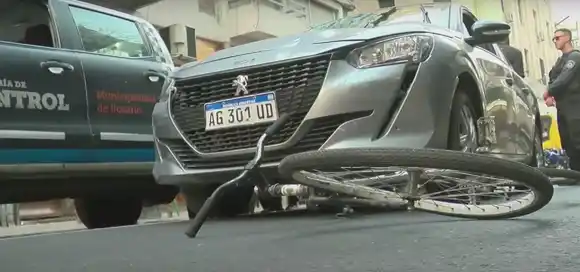 Un ciclista resulto herido tras ser atropellado por un auto en el centro de Rosario