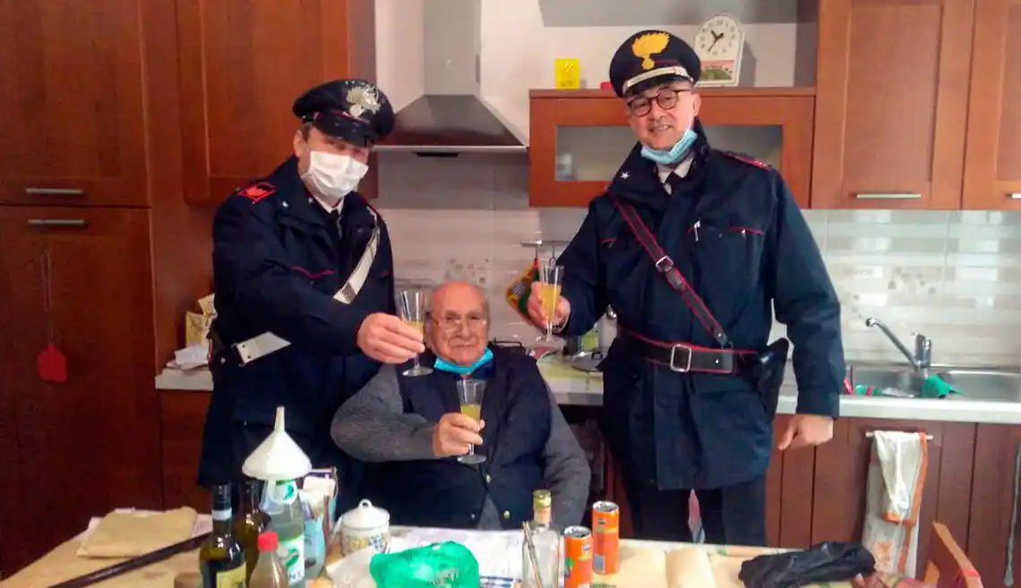 Italia: un abuelo de 94 años llamó a la policía para no brindar solo en Navidad